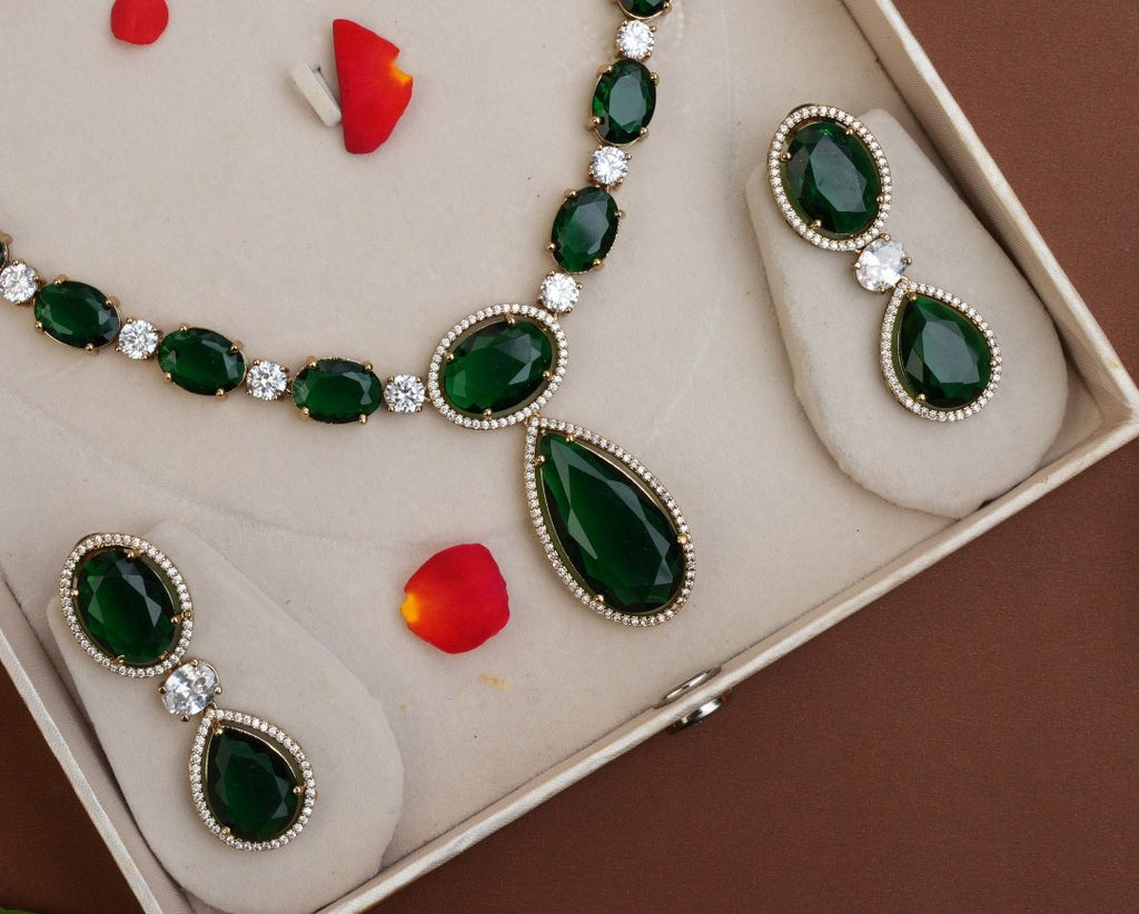 EMERALD PENDANT NECKPIECE
