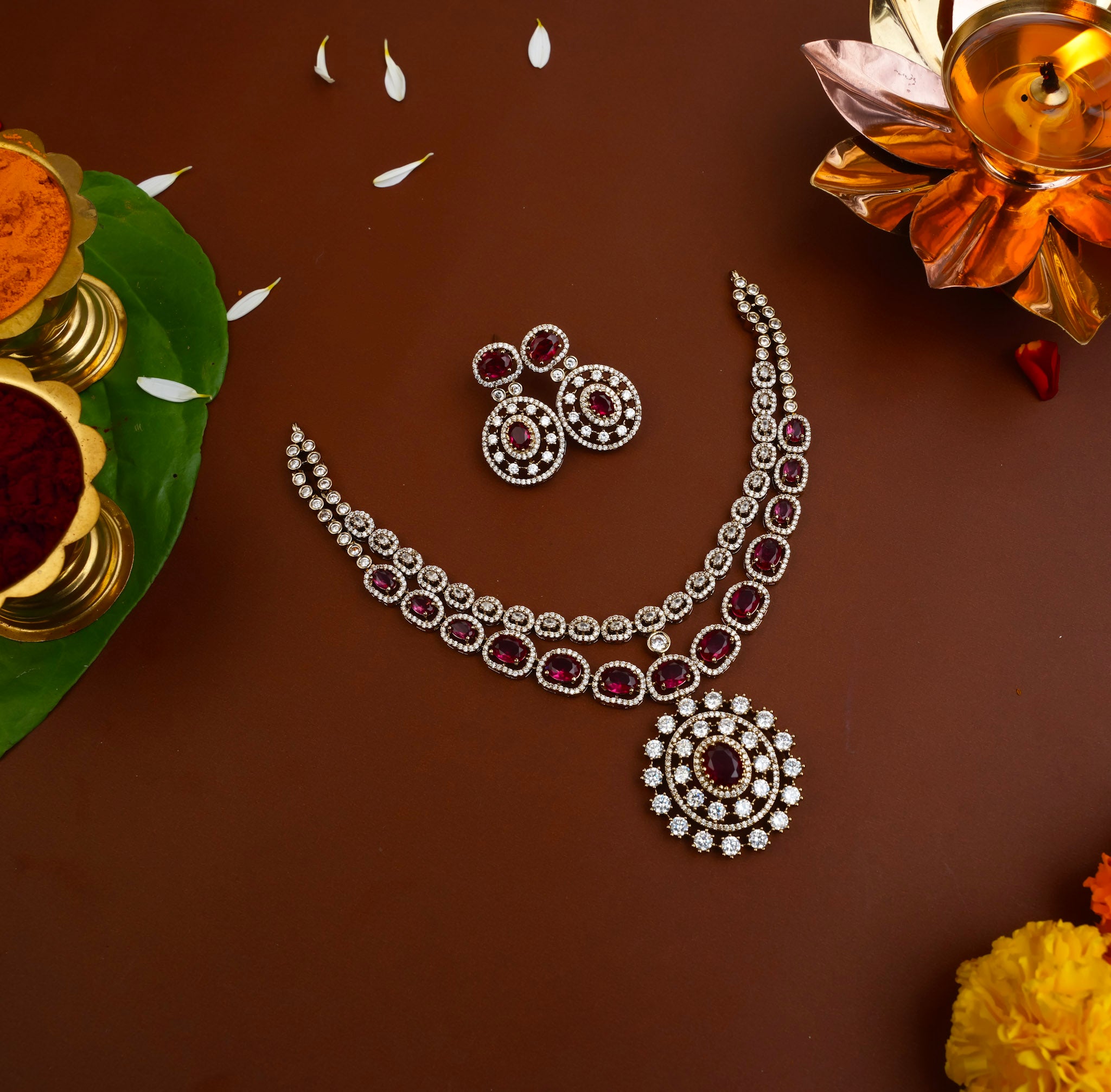 VICTORIAN PENDANT NECKPIECE (RED)