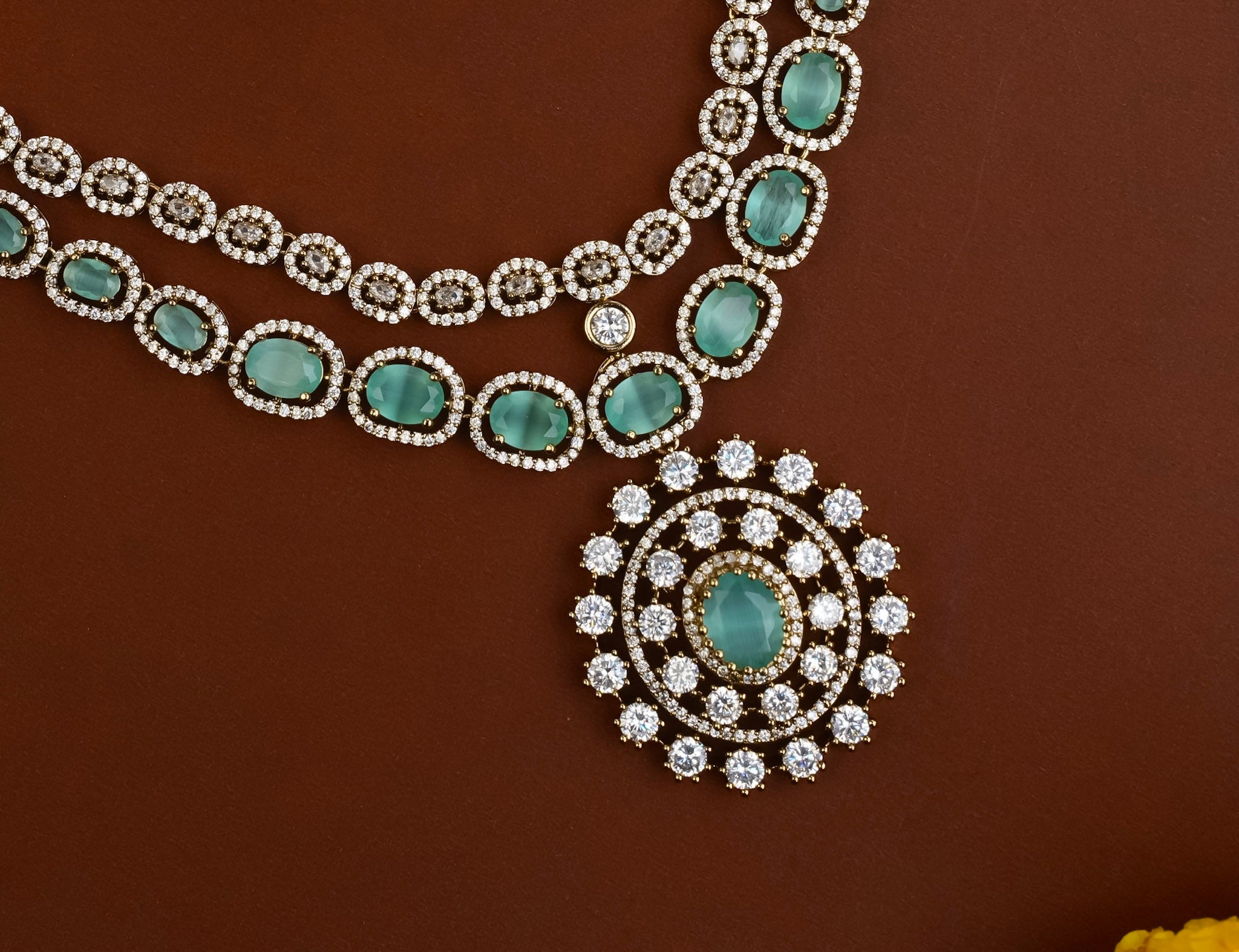 VICTORIAN PENDANT NECKPIECE (MINT)