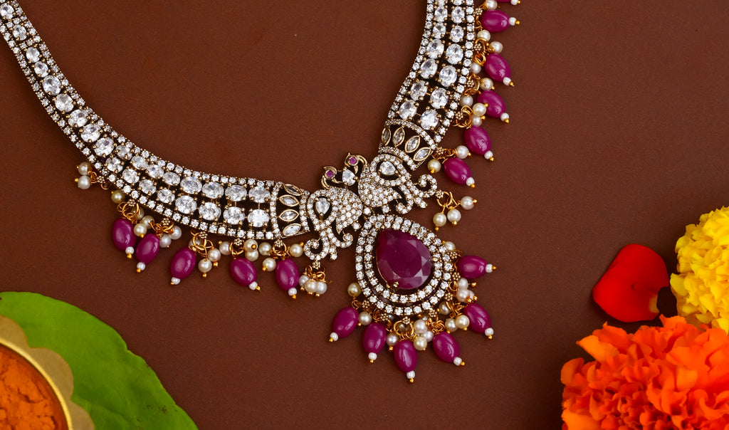 VICTORIAN PEACOCK HASLI (RUBY)