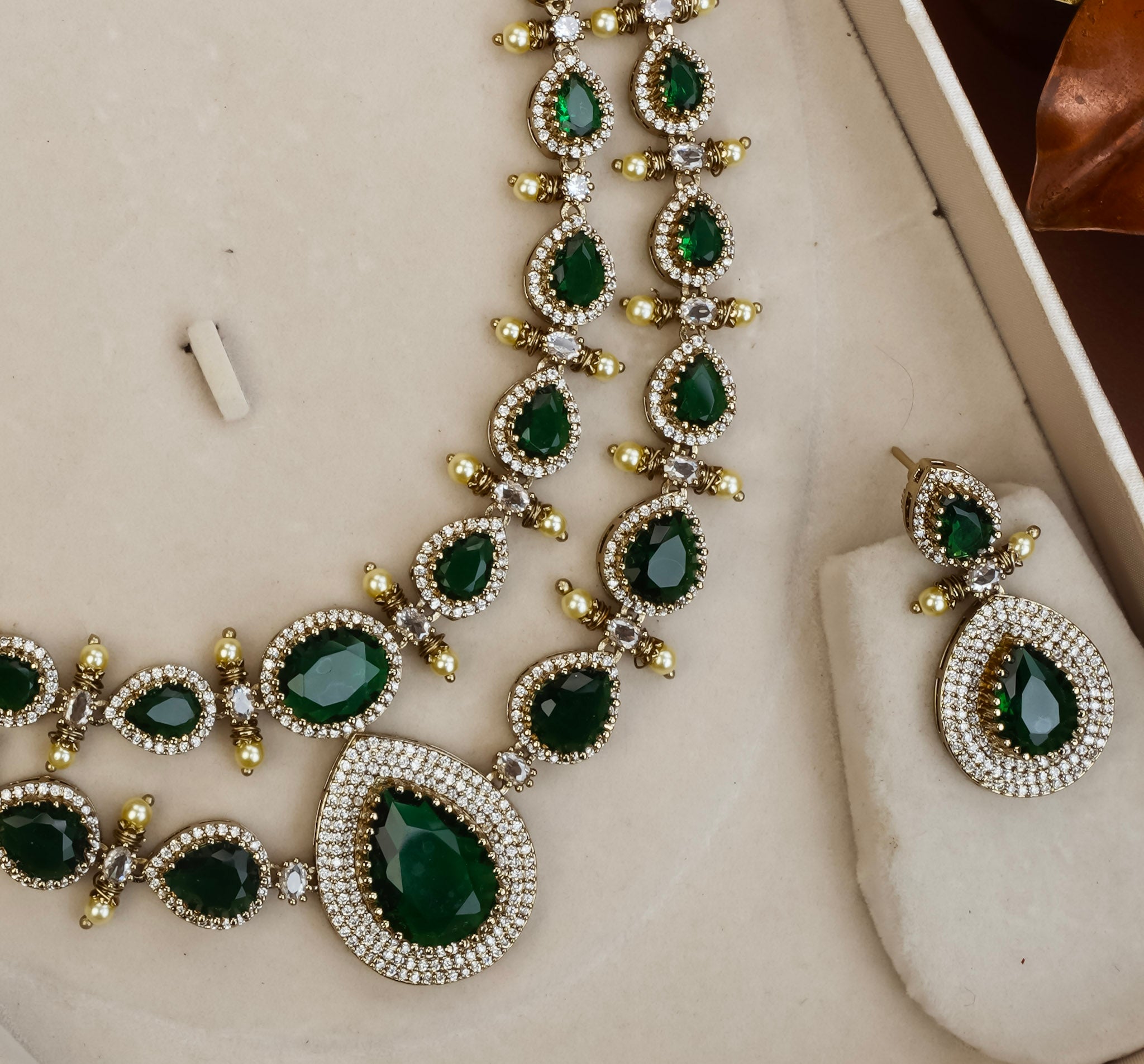 VICTORIAN EMERALD NECKPIECE
