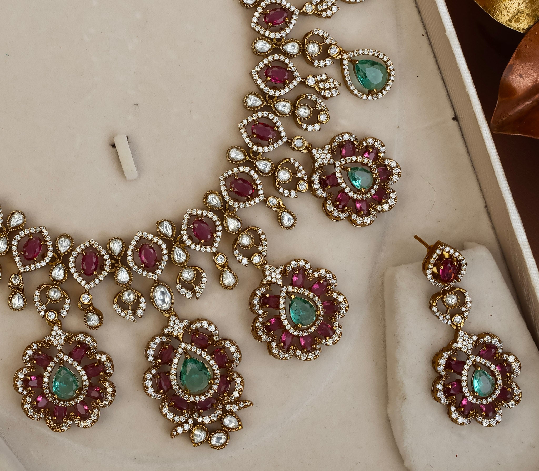 VICTORIAN PARTY WEAR NECKPIECE