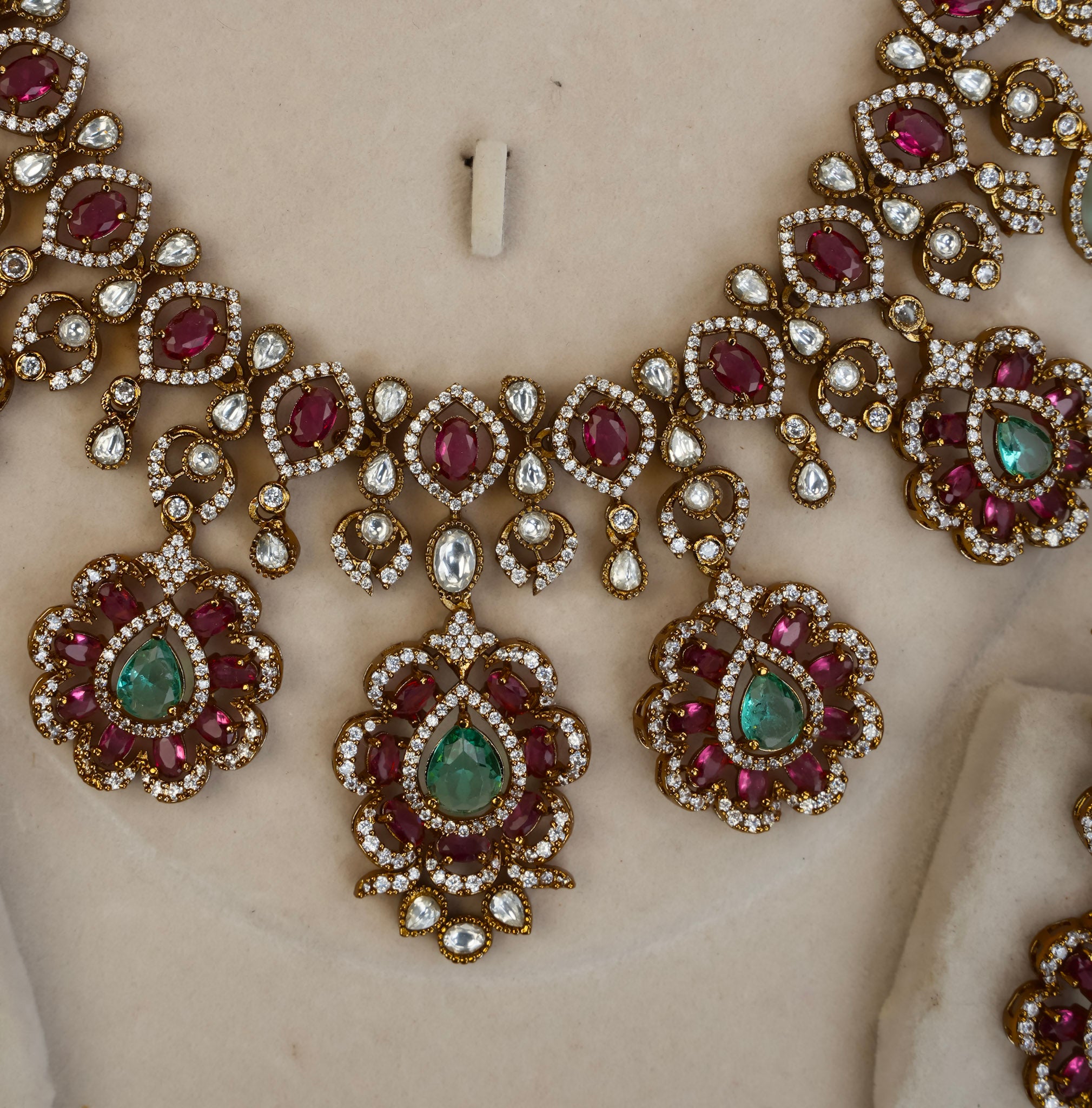 VICTORIAN PARTY WEAR NECKPIECE