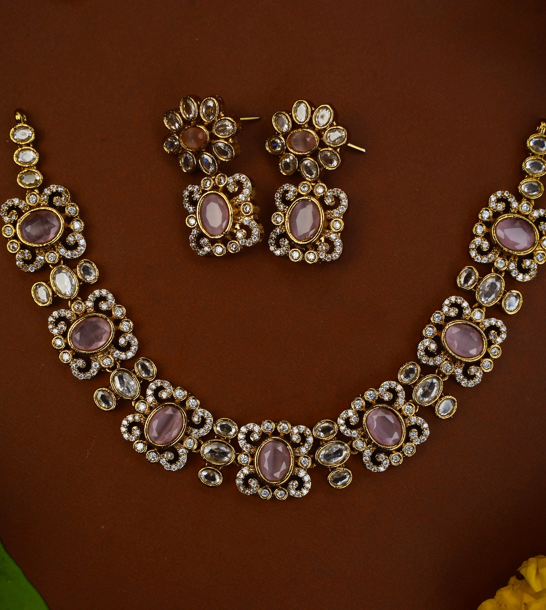 VICTORIAN FLORAL NECKPIECE