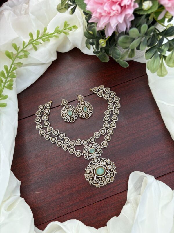 VICTORIAN DOUBLE LAYERED NECKSET (MINT)