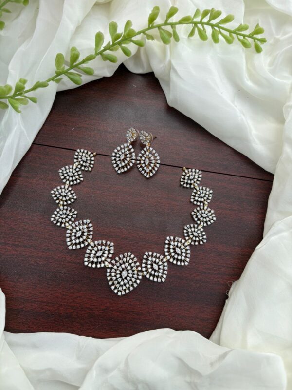 DIAMOND LOOKALIKE NECKSET