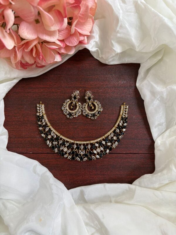 NCKPIECE WITH CHANDBALI EARRINGS (BLACK)