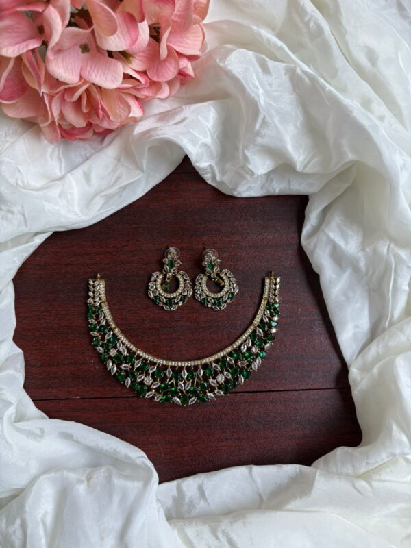 NECKPIECE WITH CHANDBALI EARRINGS (GREEN)