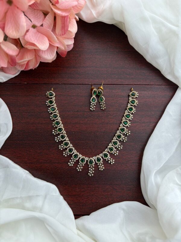 DIAMOND DEOP NECKPIECE (GREEN)