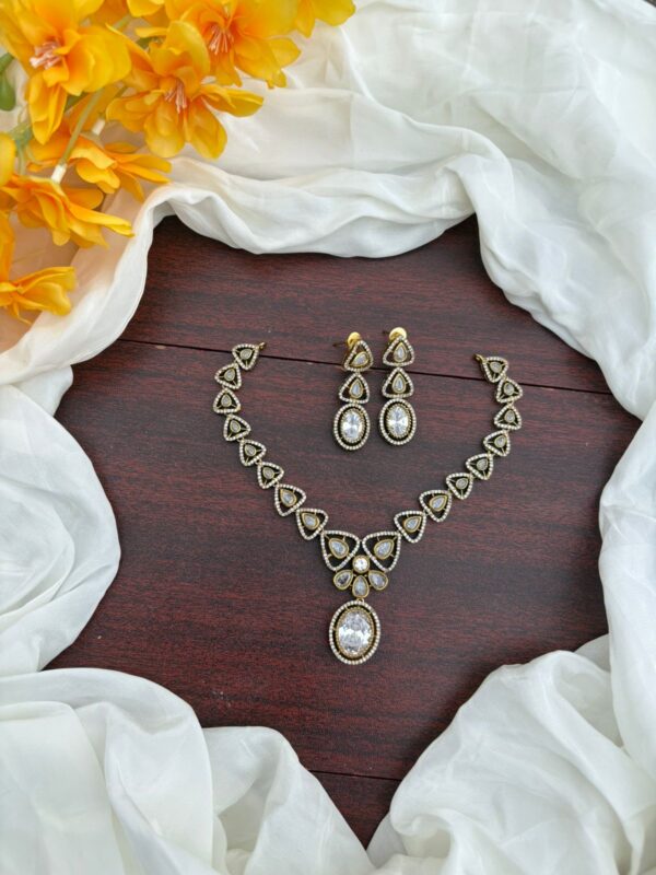 DIAMIND PENDANT NECKPIECE (WHITE)