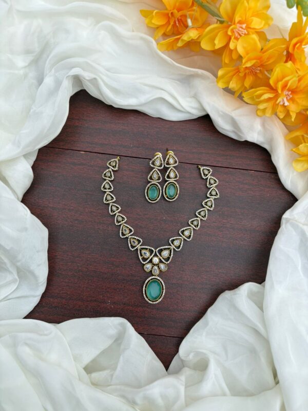 DIAMOND PENDANT NECKPIECE (MINT)