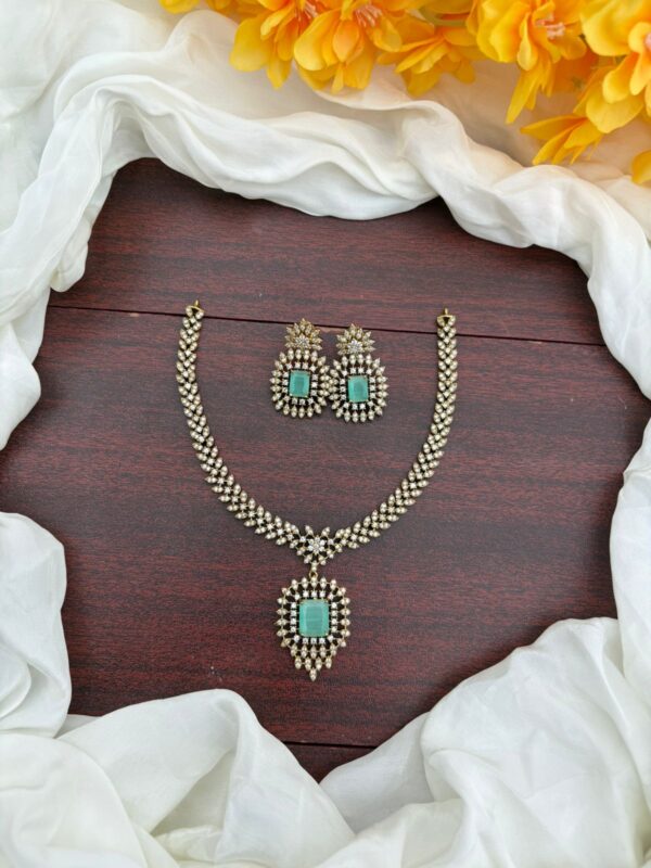 AD PENDANT NECKPIECE (MINT)