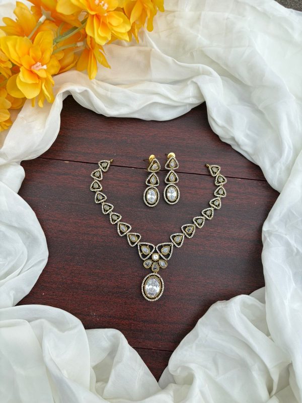 DIAMOND DROP NECKPIECE (WHITE)