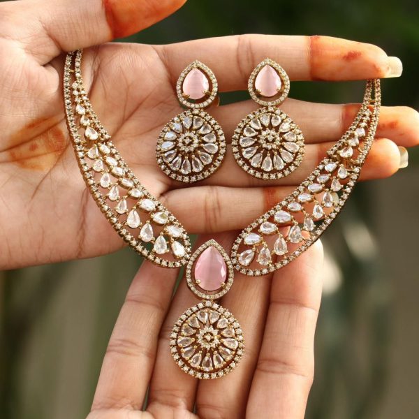 HASLI PENDANT NECKPIECE (PINK)