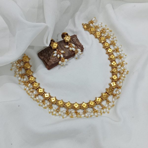 RICE PEARL NECKPIECE