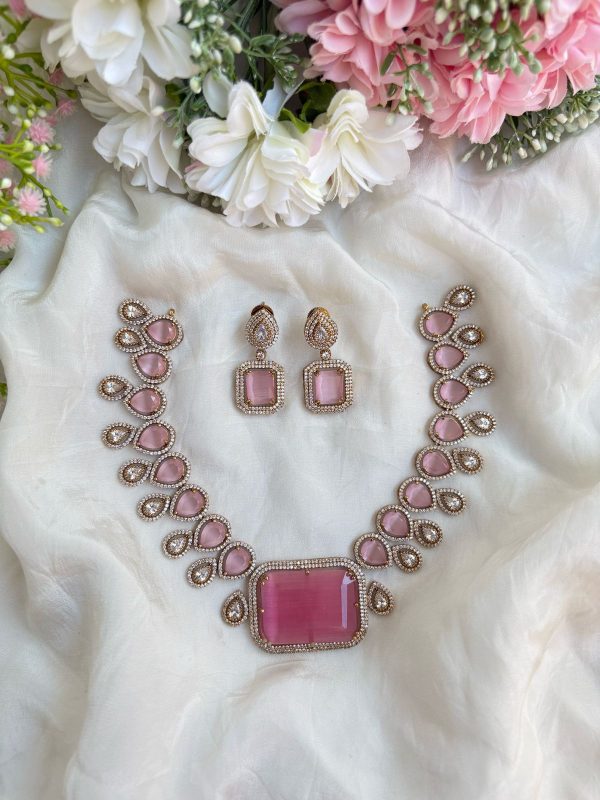 VICTORIAN DOUBLET STONE NECKPIECE (PINK)