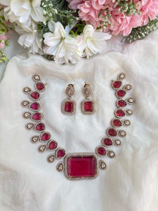 VICTORIAN DOUBLET STONE NECKPIECE(RED)