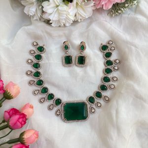 VICTORIAN DOUBLET STONE NECKPIECE (GREEN)