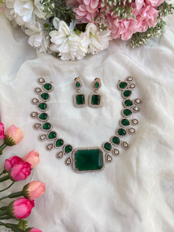 VICTORIAN DOUBLET STONE NECKPIECE (GREEN)