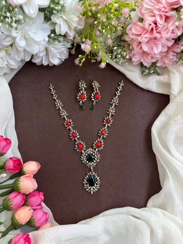 VICTORIAN FLORAK NECKPIECE (CORAL)